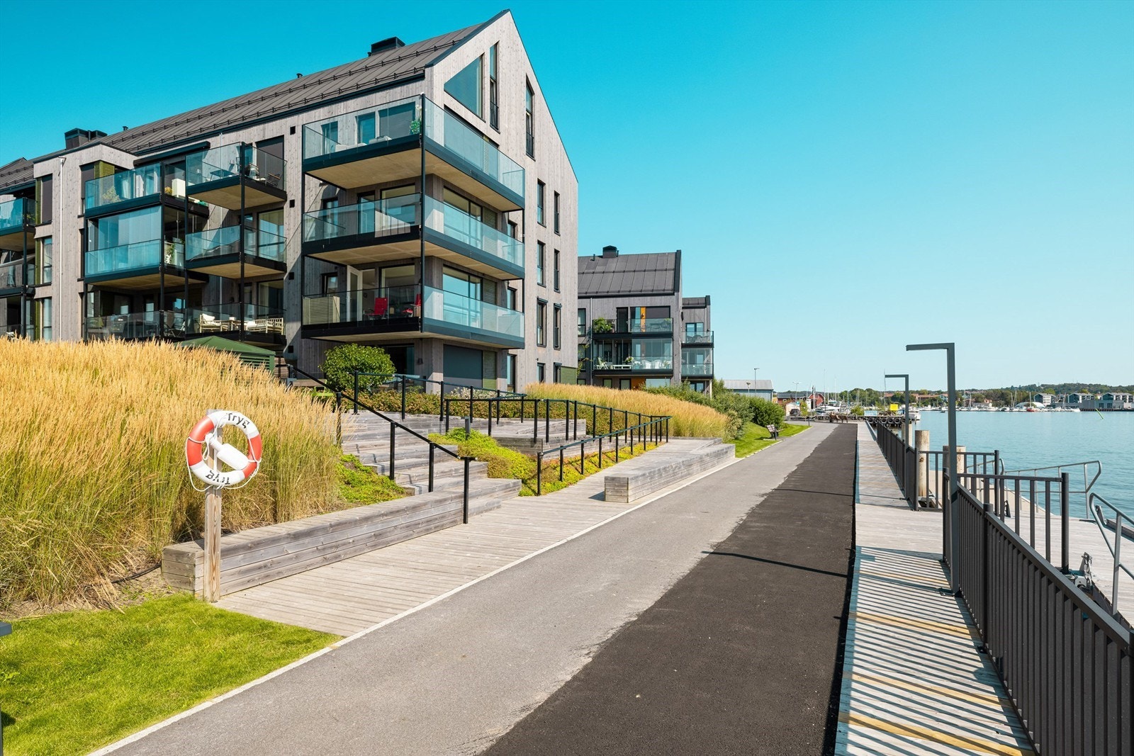 Langs elven er det anlagt promenade og lagt ut flytebrygger som er velegnet blant annet for sjøsetting av kajakk. Galleribilde