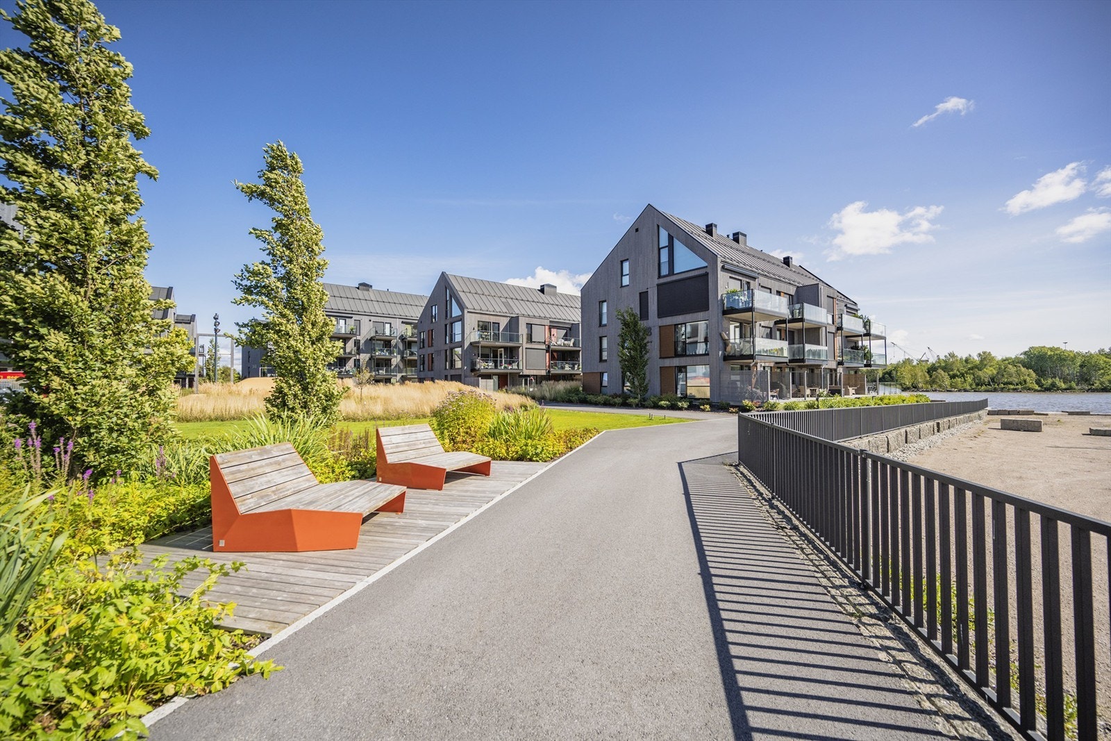 Fellesarealene har et strandmessig miljø som hensyntar nærheten til sjøen. Galleribilde
