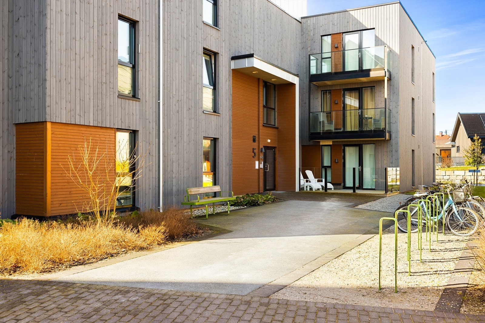 Sykkelparkering er anlagt rett utenfor hovedinngangen. Sykkelen kan du ta med på fergen til byen. Galleribilde