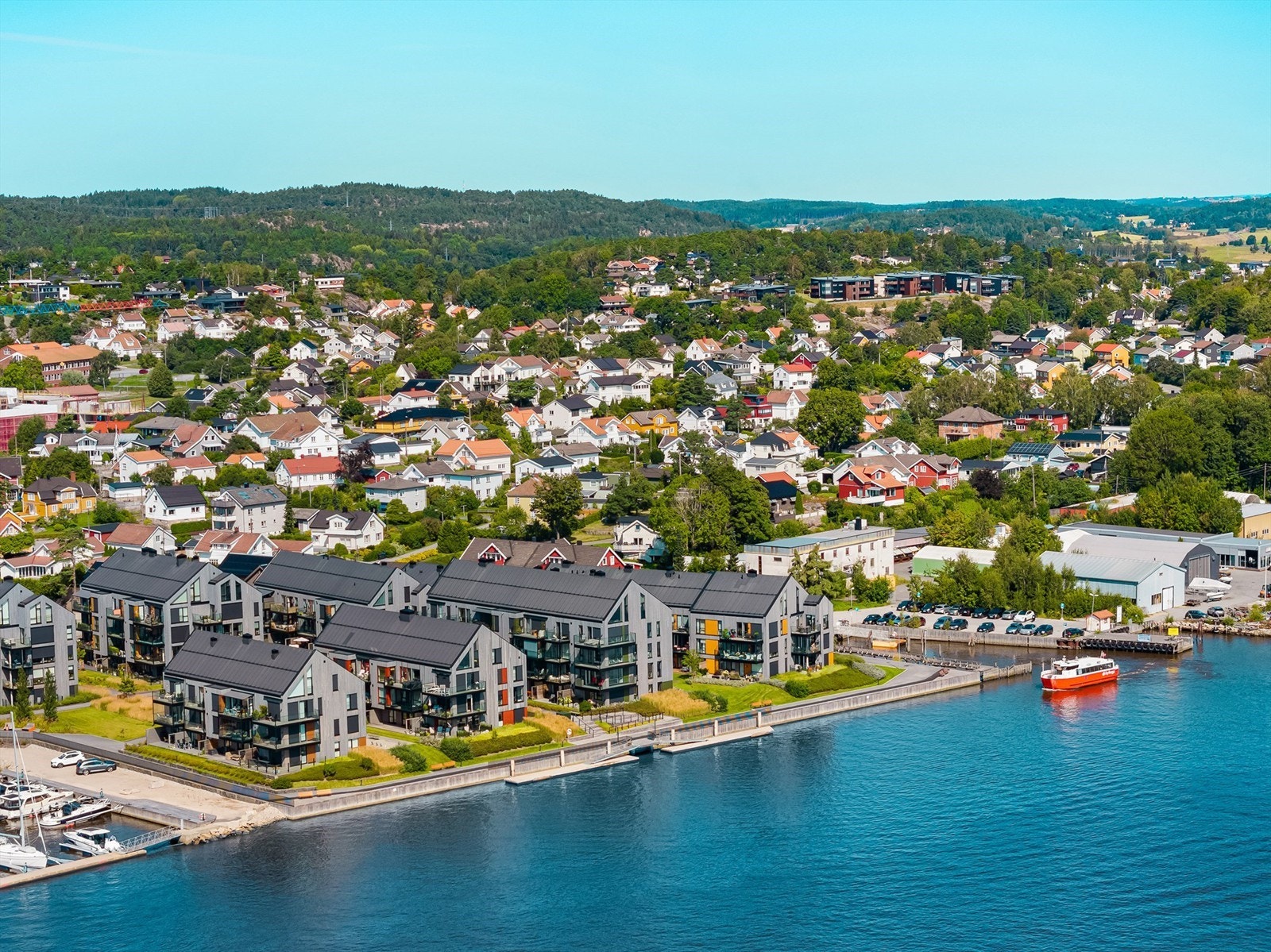Bruket Brygge fikk den nasjonale utmerkelsen som årets leilighetsprosjekt 2021 av boligprodusentenes forening. Juryen trekker frem de flotte utearealene med gangveier, plasser og bryggepromenade i sin begrunnelse. Galleribilde