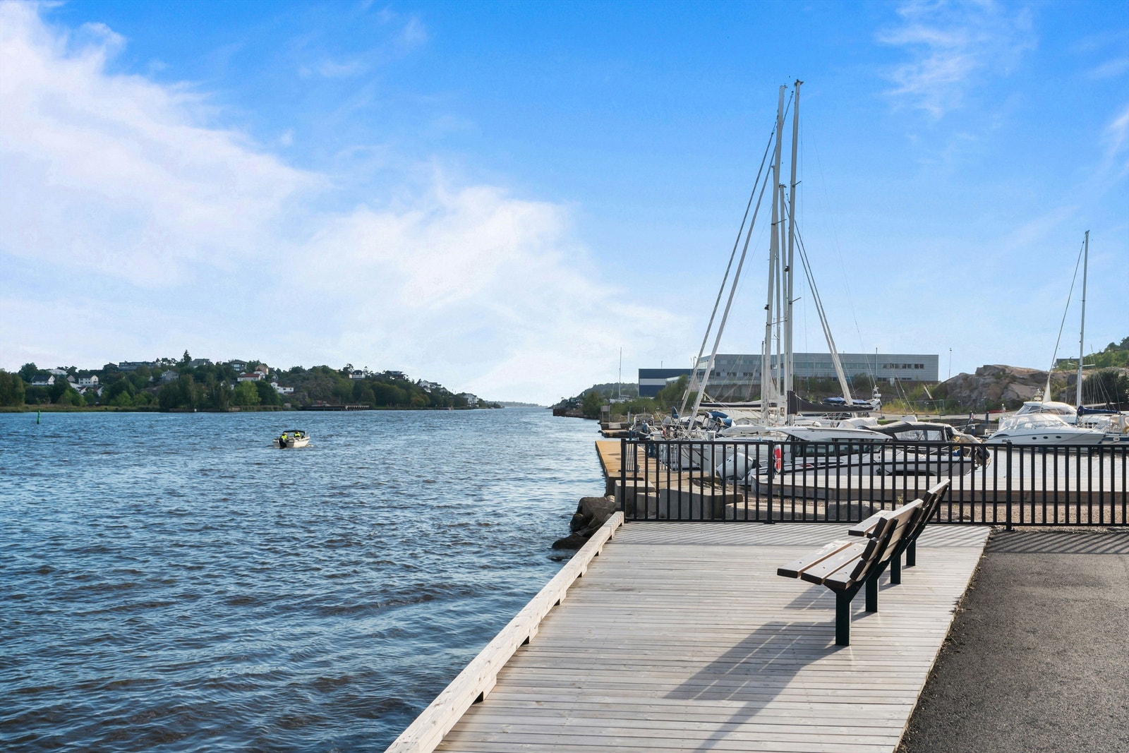 Nyt både utsikt og de gode solforholdene også fra fellesarealene, i fredelige og idylliske omgivelser. Galleribilde