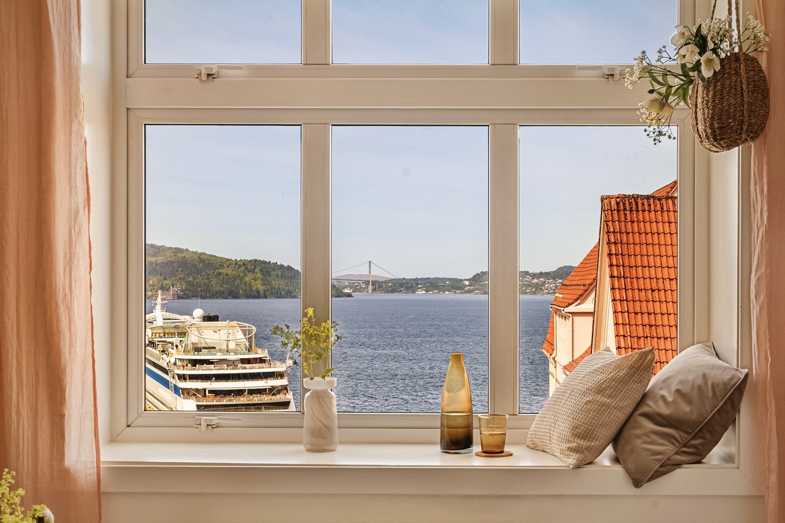 - Nyt synet av båter som seiler inn mot land - Galleribilde