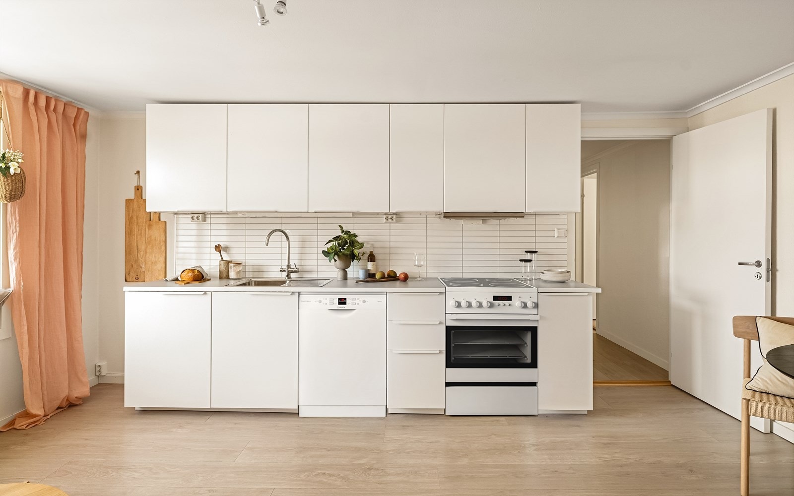 - Kjøkkeninnredningen har glatte fronter og benkeplate av laminat - Galleribilde