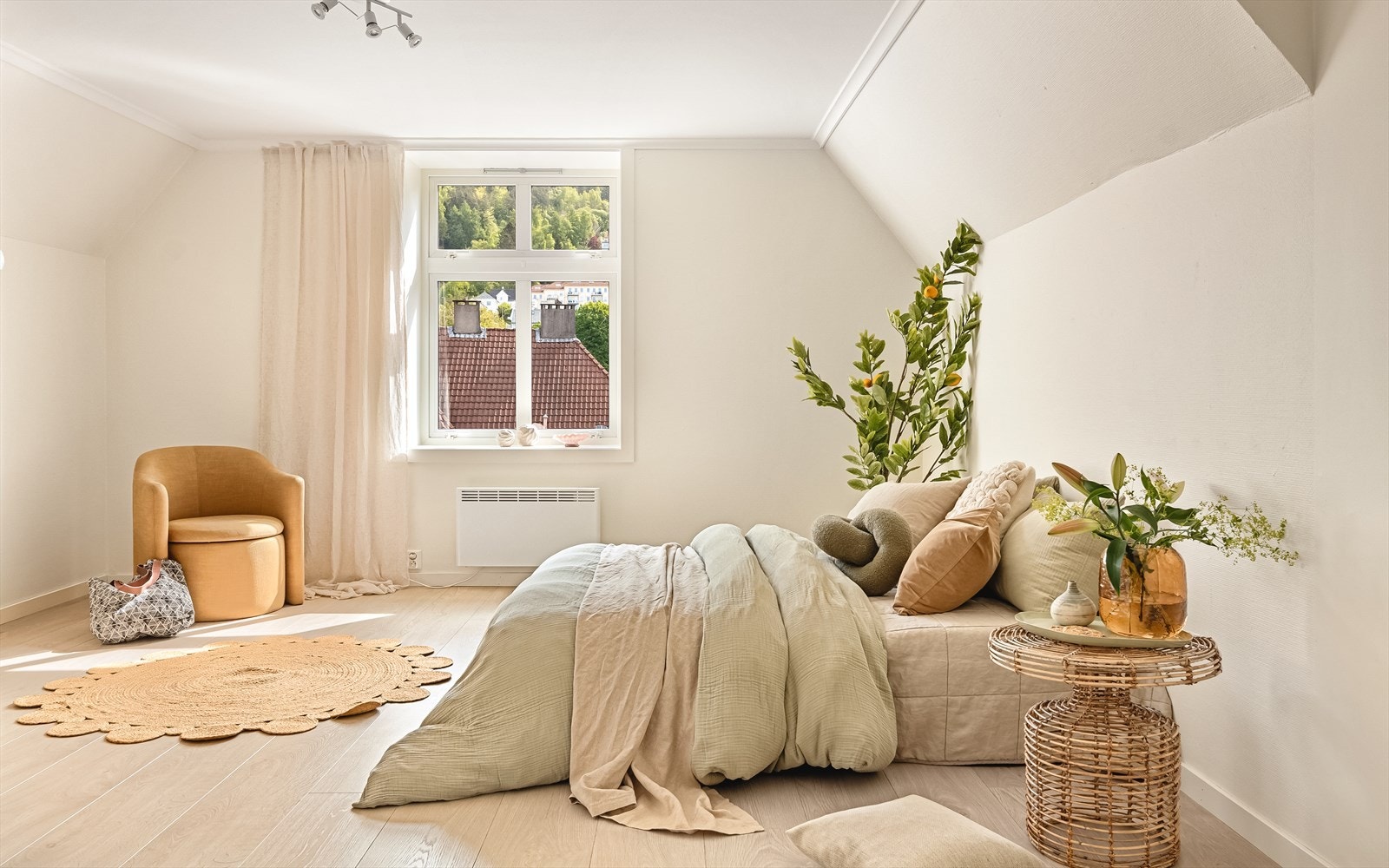 - Et romslig rom med god plass til ønsket møblement - Galleribilde