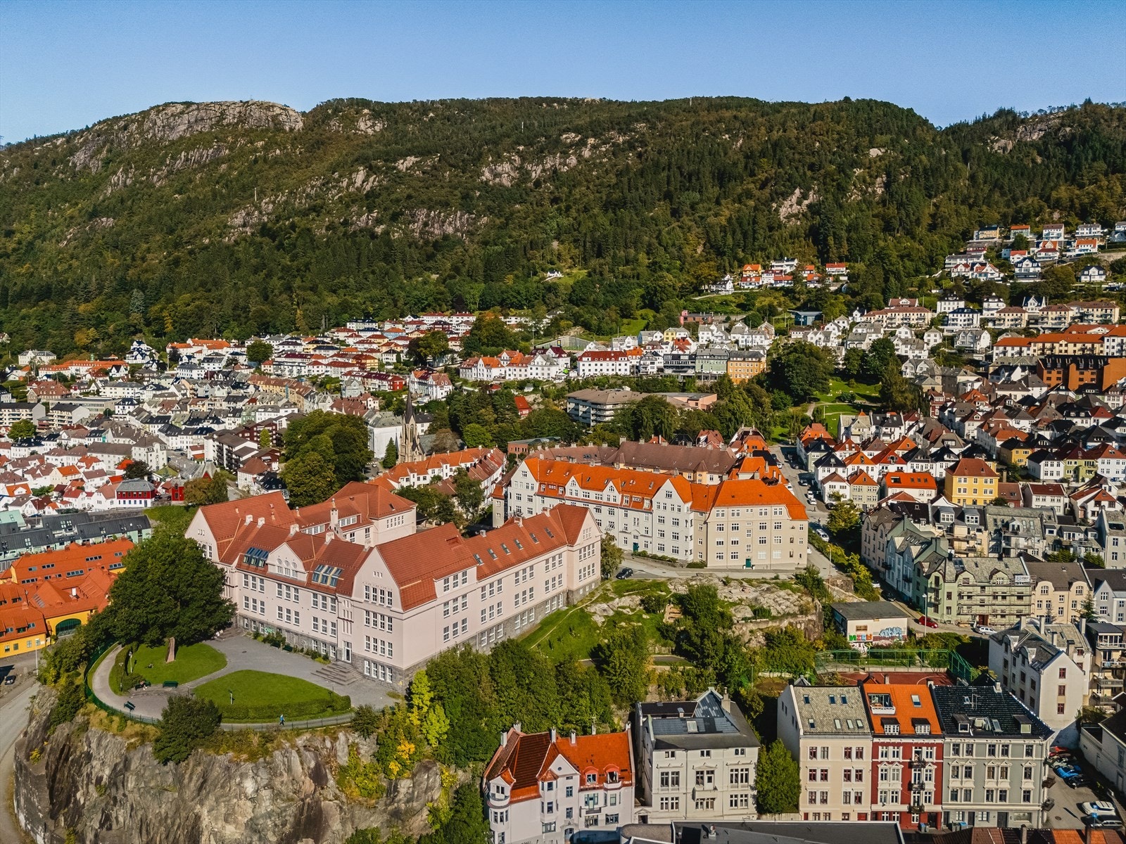 - I nærheten finner du flotte turområder som Fjellveien, Stoltzekleiven, Sandviksbatteriet og Fløyen - Galleribilde