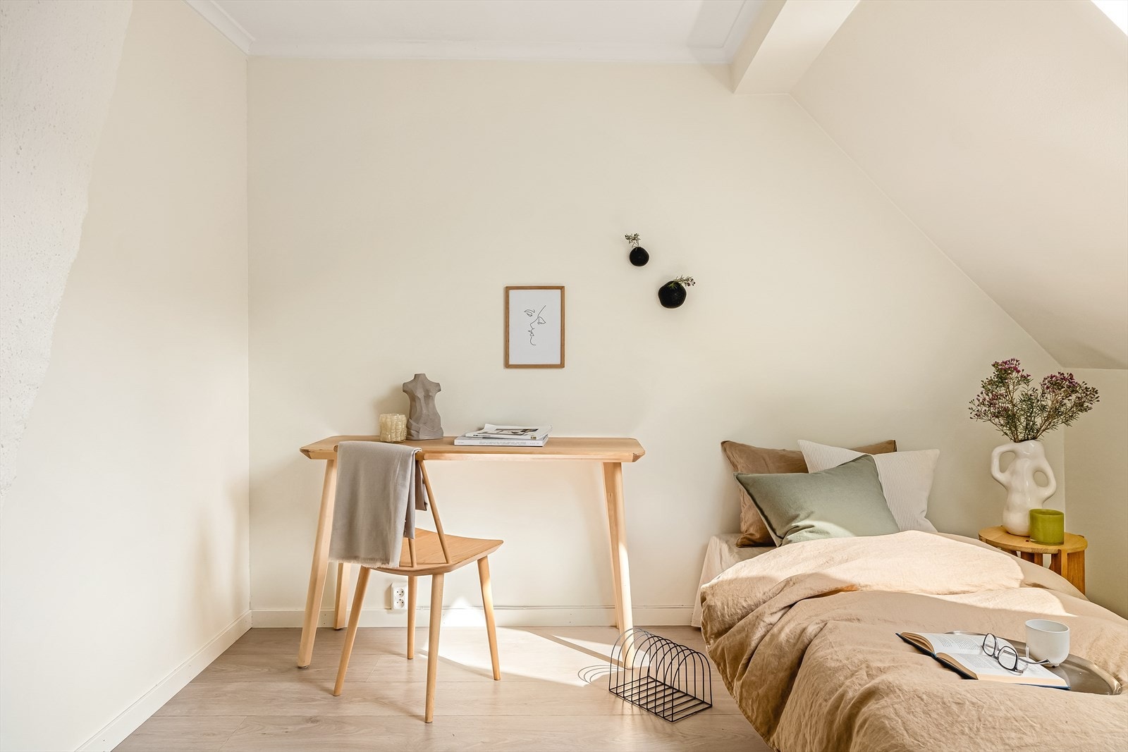 - Rommet er opprinnelig noe bod, vaskerom og entré, og derfor ikke godkjent som soverom - Galleribilde