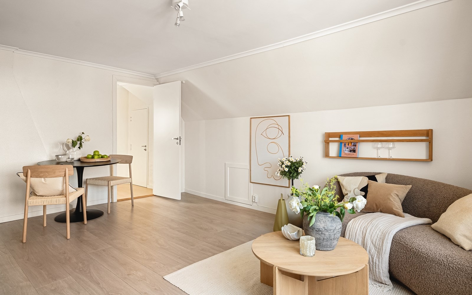 - Leiligheten har gjennomgående laminatgulv, med unntak av badet - Galleribilde