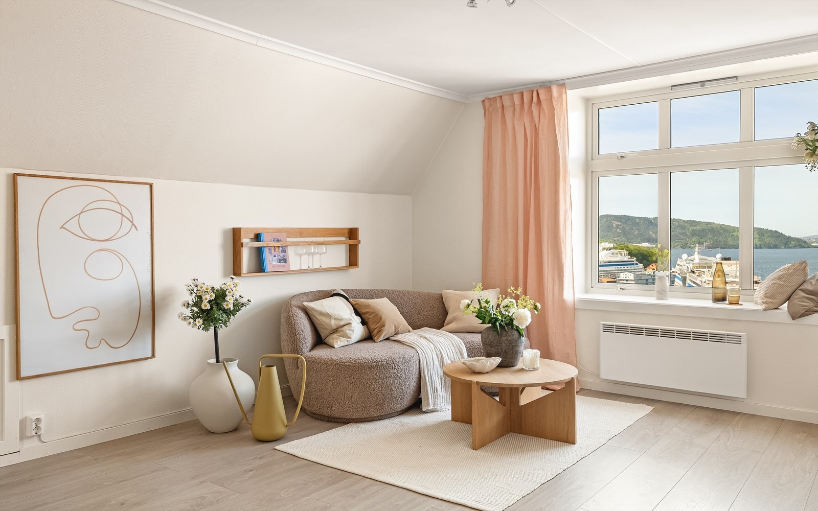 - Leiligheten har et innvendig areal på 70 m² som består av entré, stue/kjøkken, to soverom, kott og bad - Galleribilde