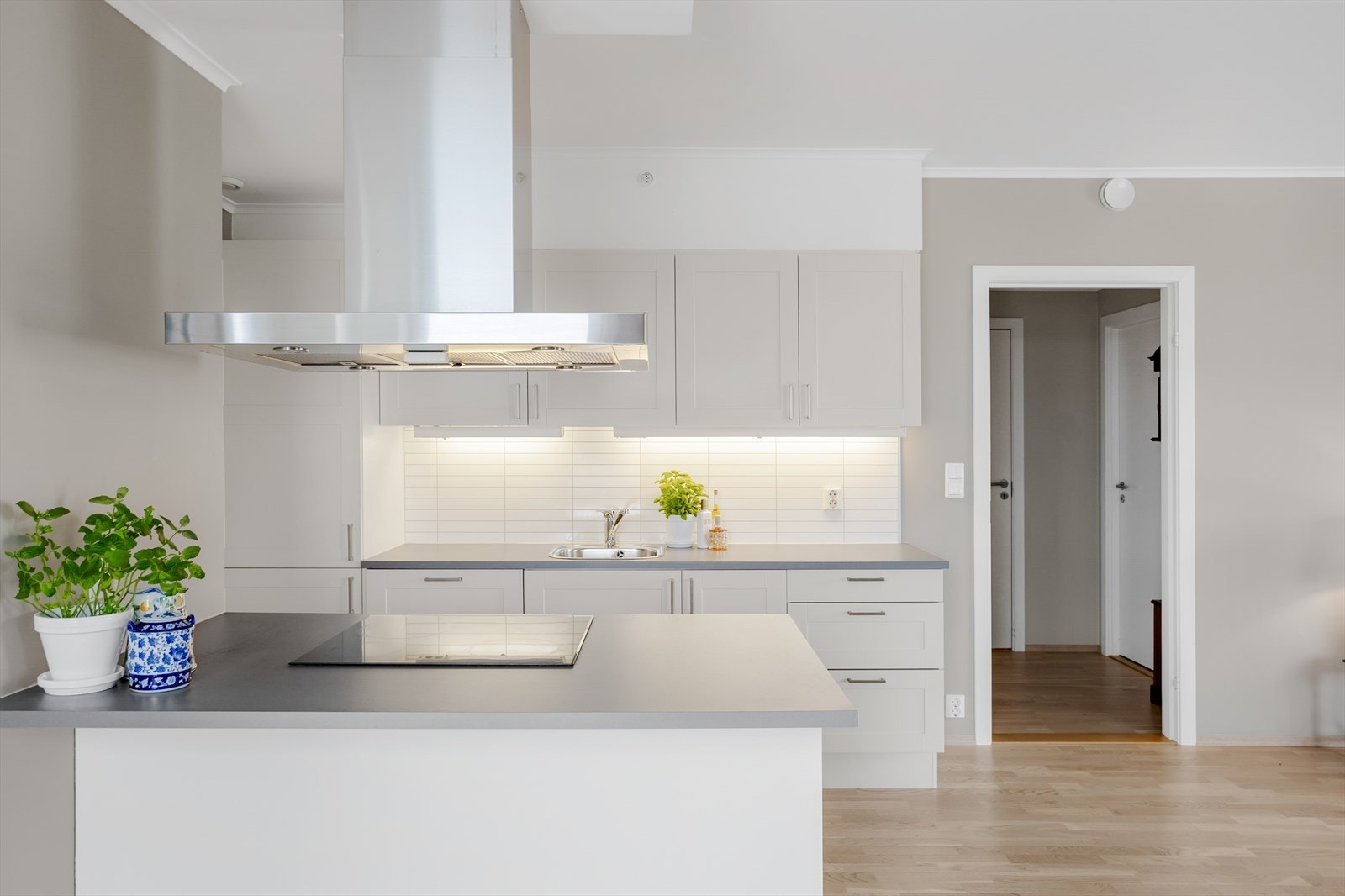 Stilrent, moderne kjøkken med rene linjer og minimalistisk design. Lys og luftig med smarte innredningsløsninger og god kjøkkenøy. Galleribilde