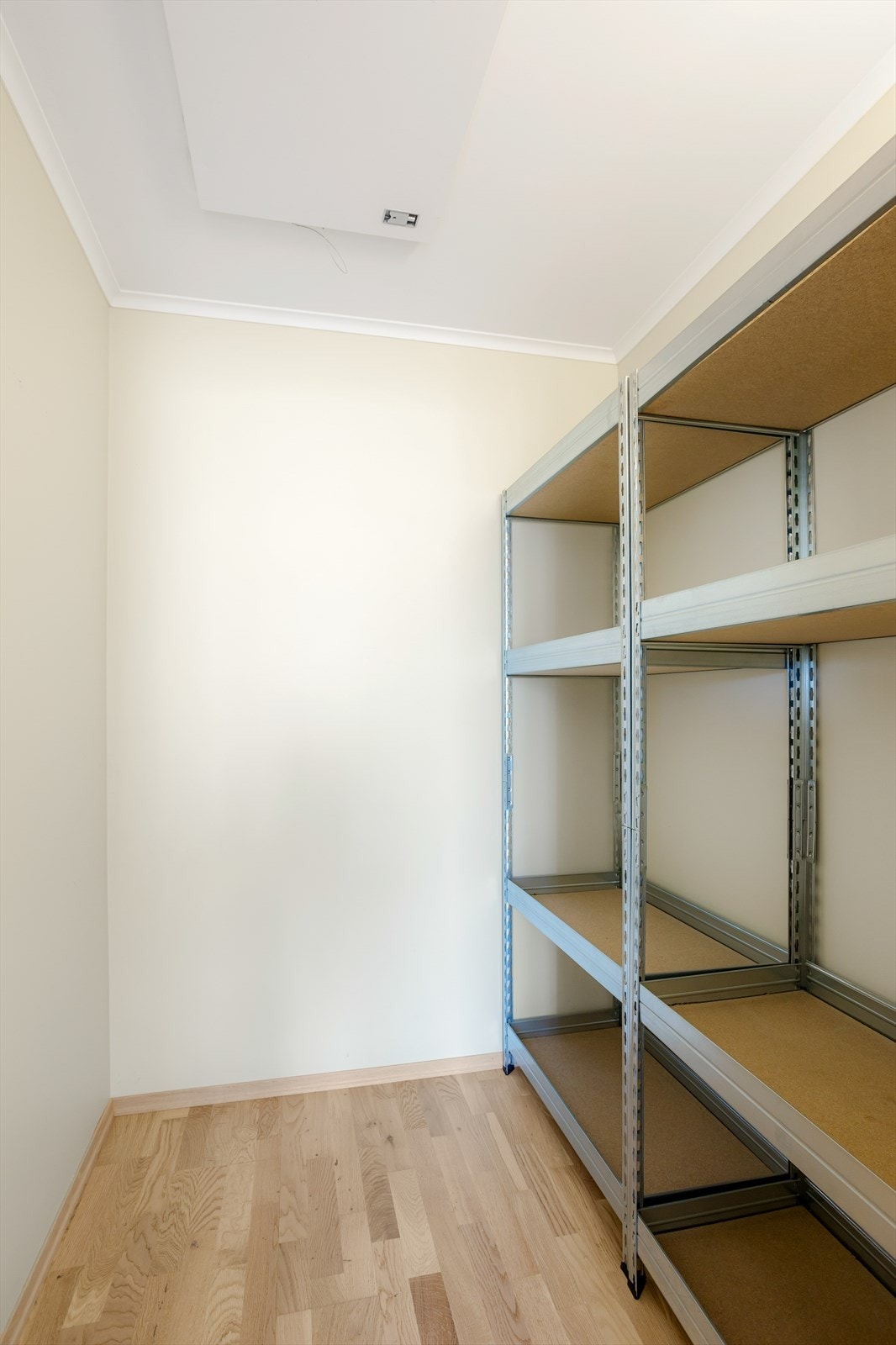 Innenfor kjøkkenet er det en bod/ teknisk rom - perfekte rom for en organisert hverdag! Galleribilde