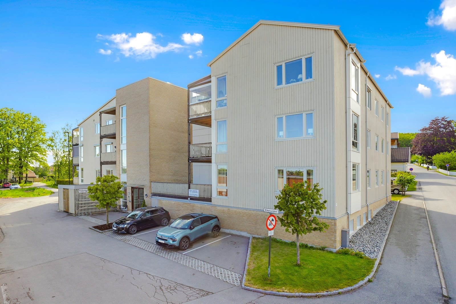 Leiligheten har en sentral beliggenhet med gangavstand til Stokke sentrum, med dagligvareforretningene Kiwi, Rema 1000 og Meny, vinmonopol, forretninger, kafeer og andre sentrumsfunksjoner. Galleribilde