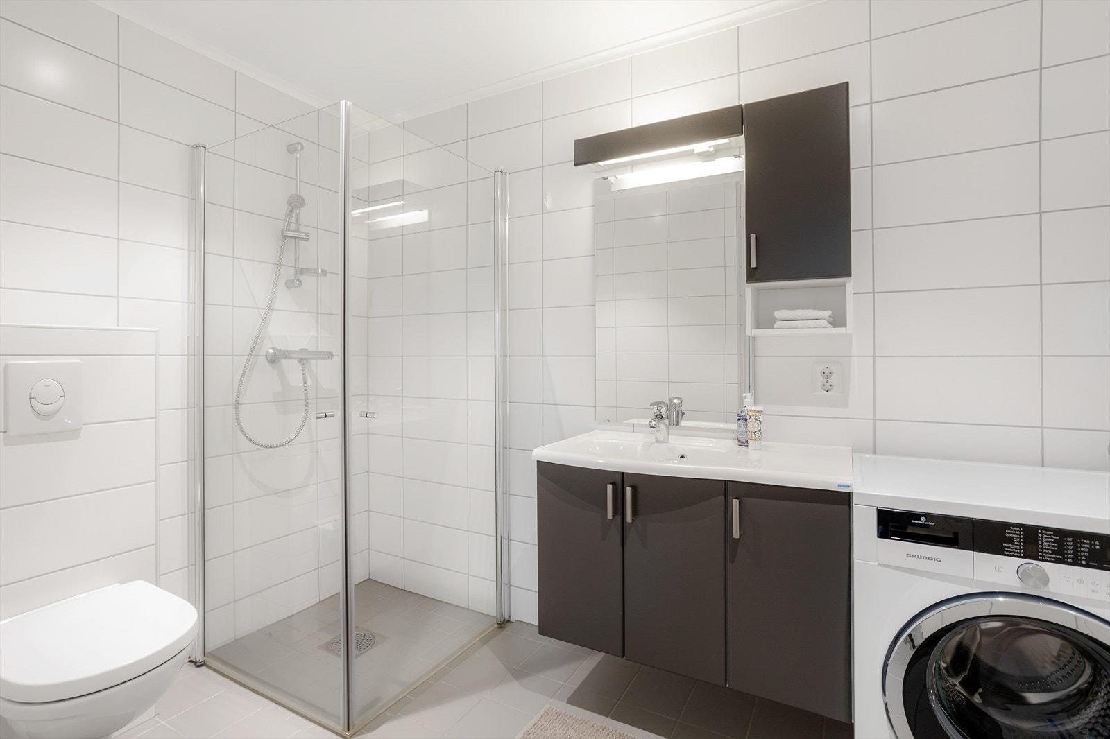 Flott bad med moderne design - perfekt kombinasjon av funksjonalitet og estetikk. Galleribilde