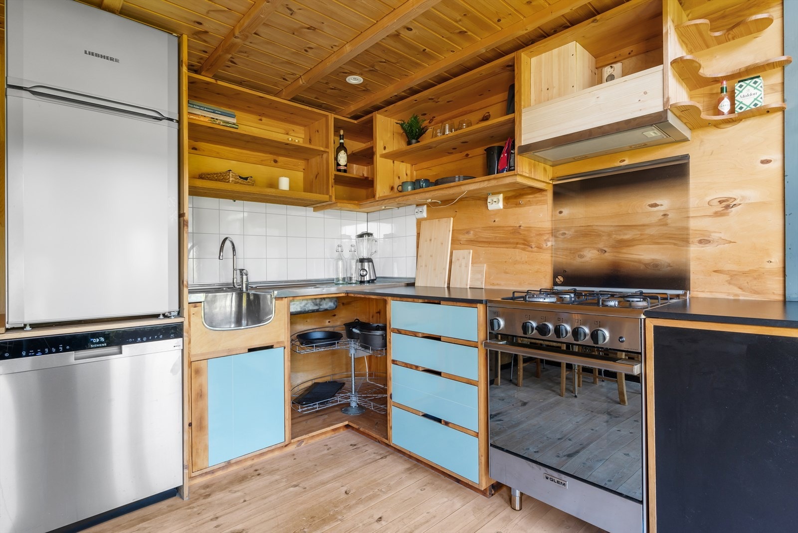 Tregulv, panelplater og laminatplater på vegg over benk Galleribilde