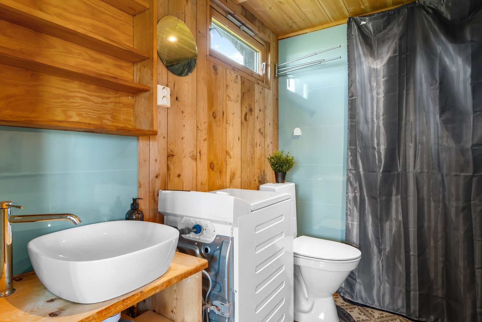 Belegg på gulv, våtromsplater og panel på vegger. Galleribilde