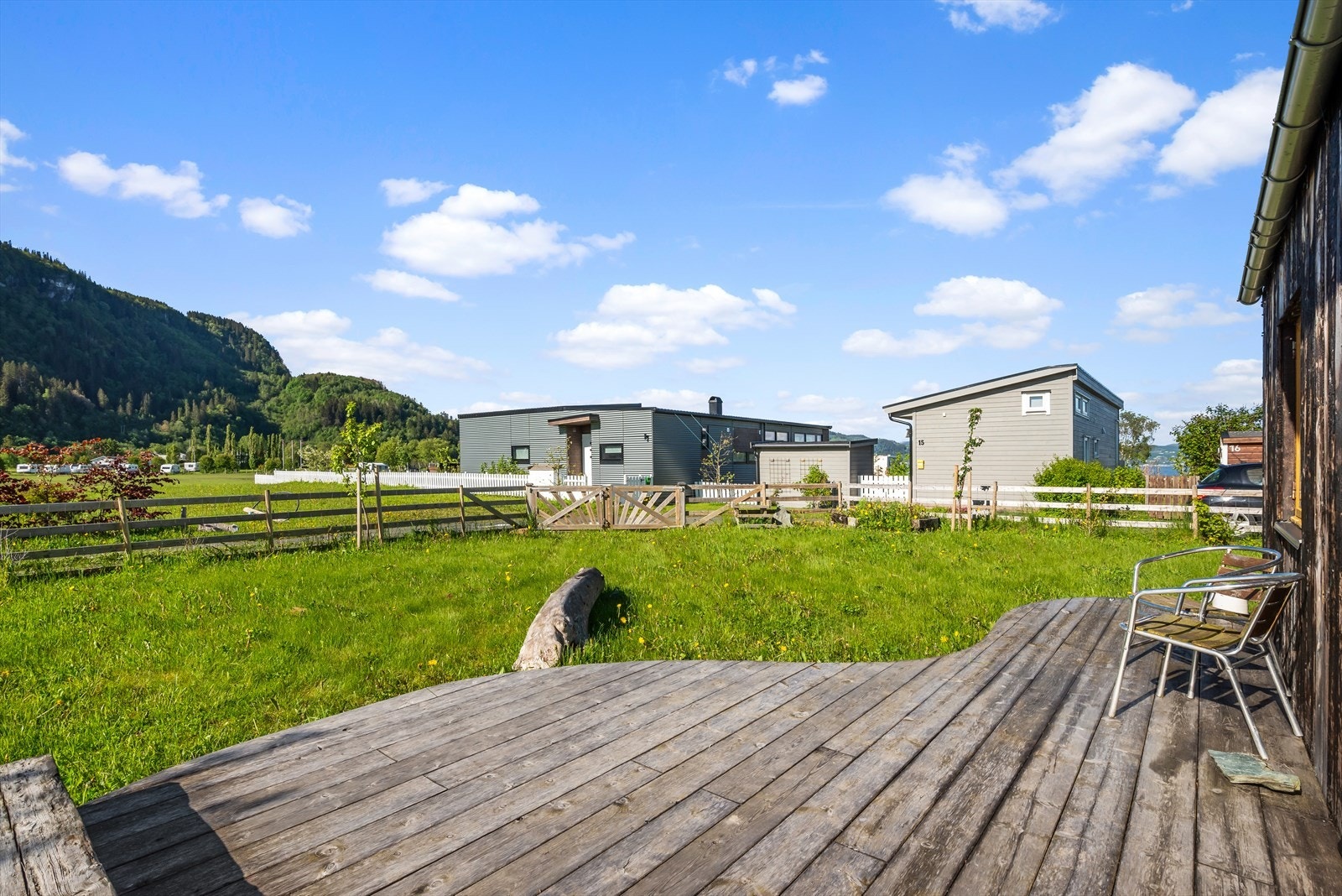 Uteområdet er opparbeidet med terrasse og noe beplantning. Her har man alt man trenger for korte og lengre opphold. Galleribilde