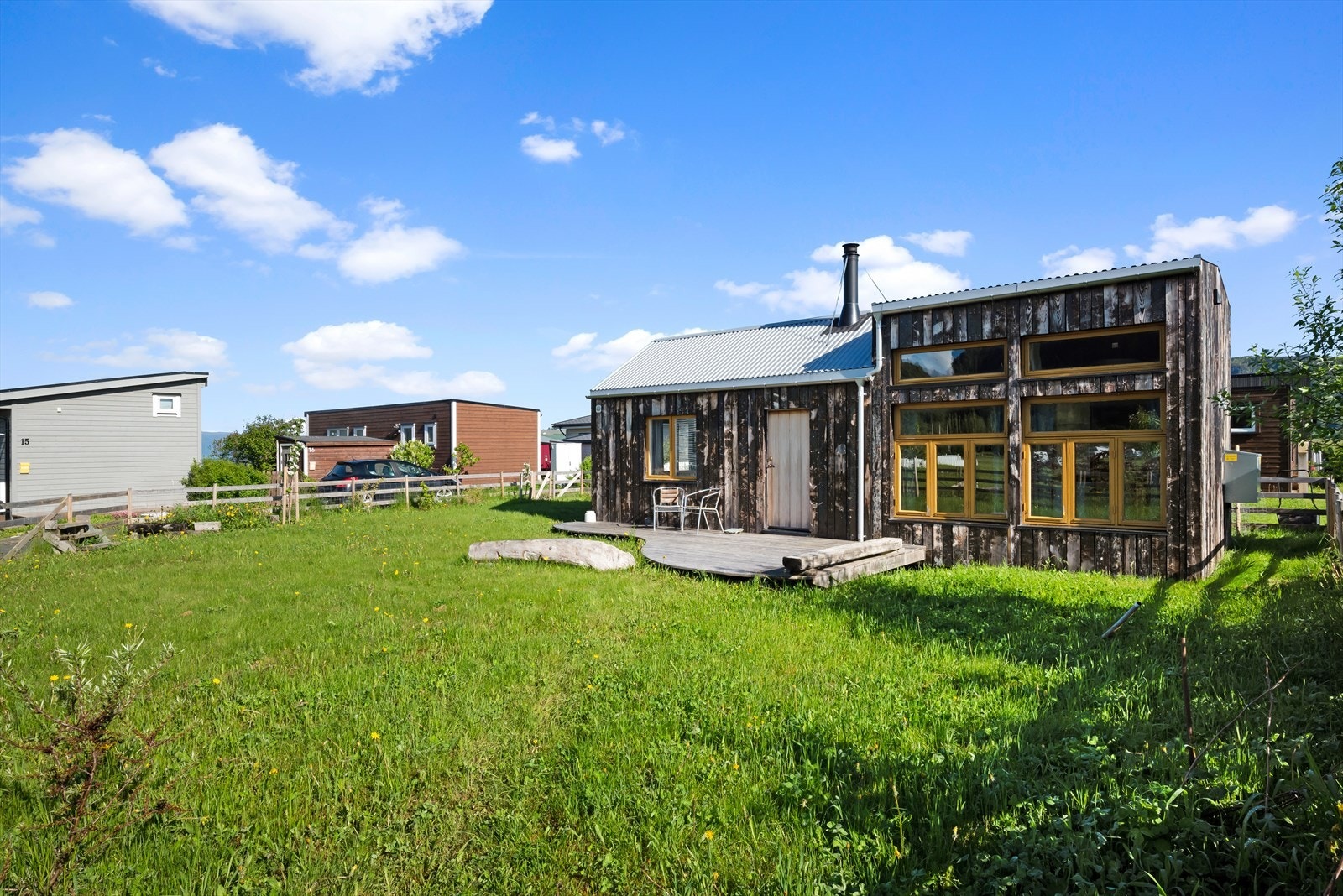 Her har du mulighet til å dyrke egne grønnsaker og ellers nyte livet, bade, grille, gå tur og kose seg i rolige og flotte omgivelser. Galleribilde