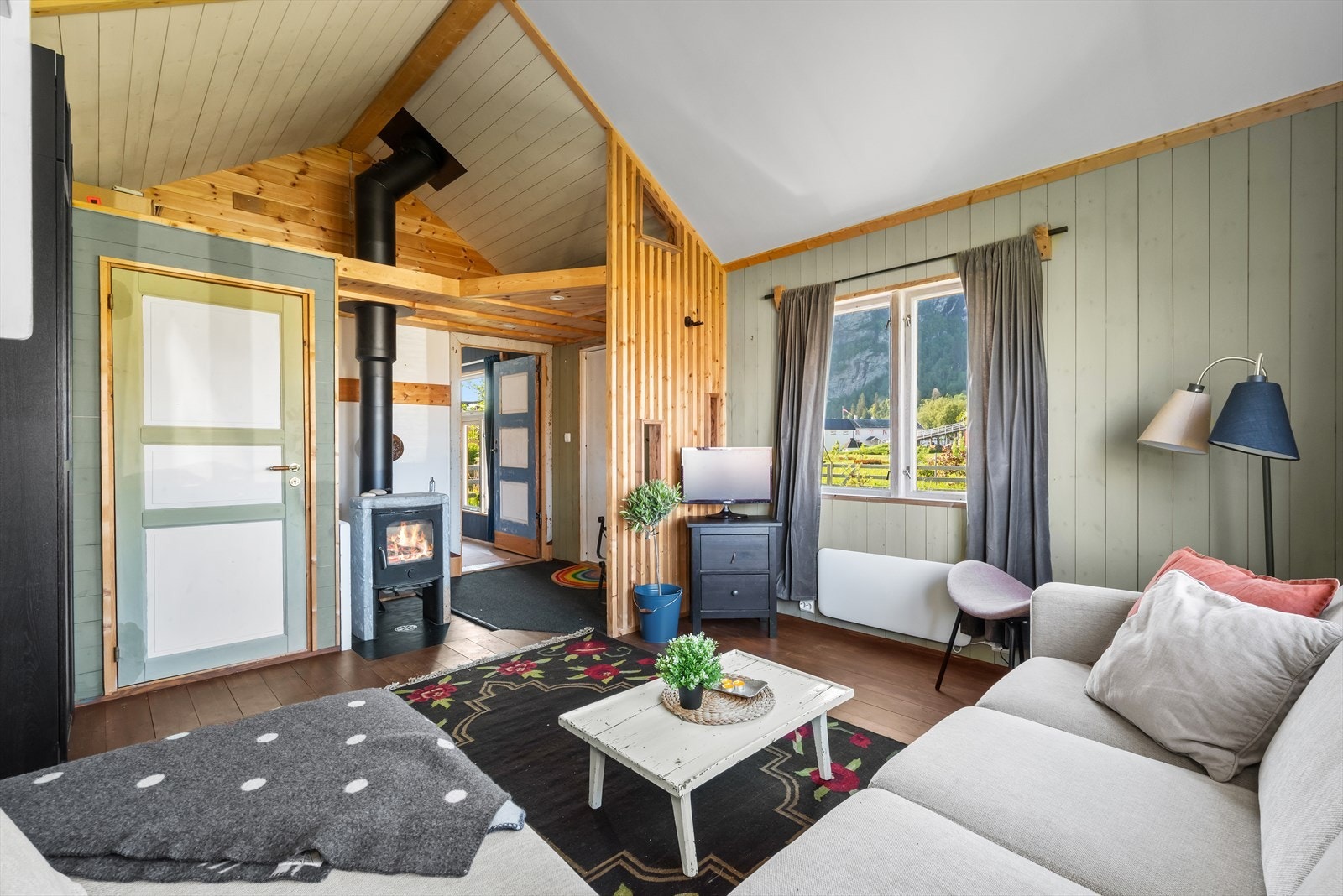 Videre finner man stue, kjøkken, bad og en romslig hems. Galleribilde