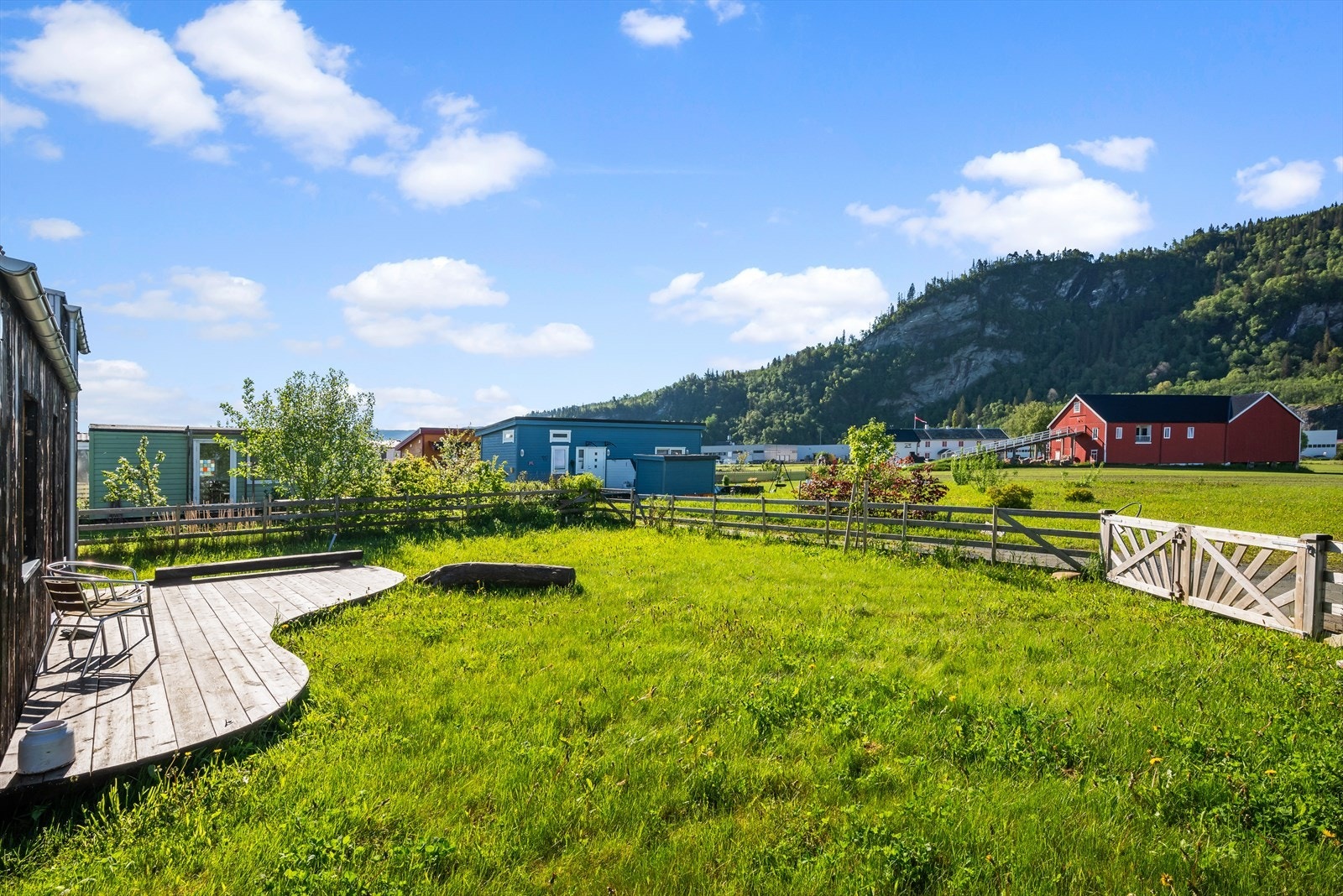 Fra kolonihagen er det også kort vei til lakseelva Gaula og turmuligheter til fots. På campingplassen like ved finnes det en liten nærbutikk Galleribilde
