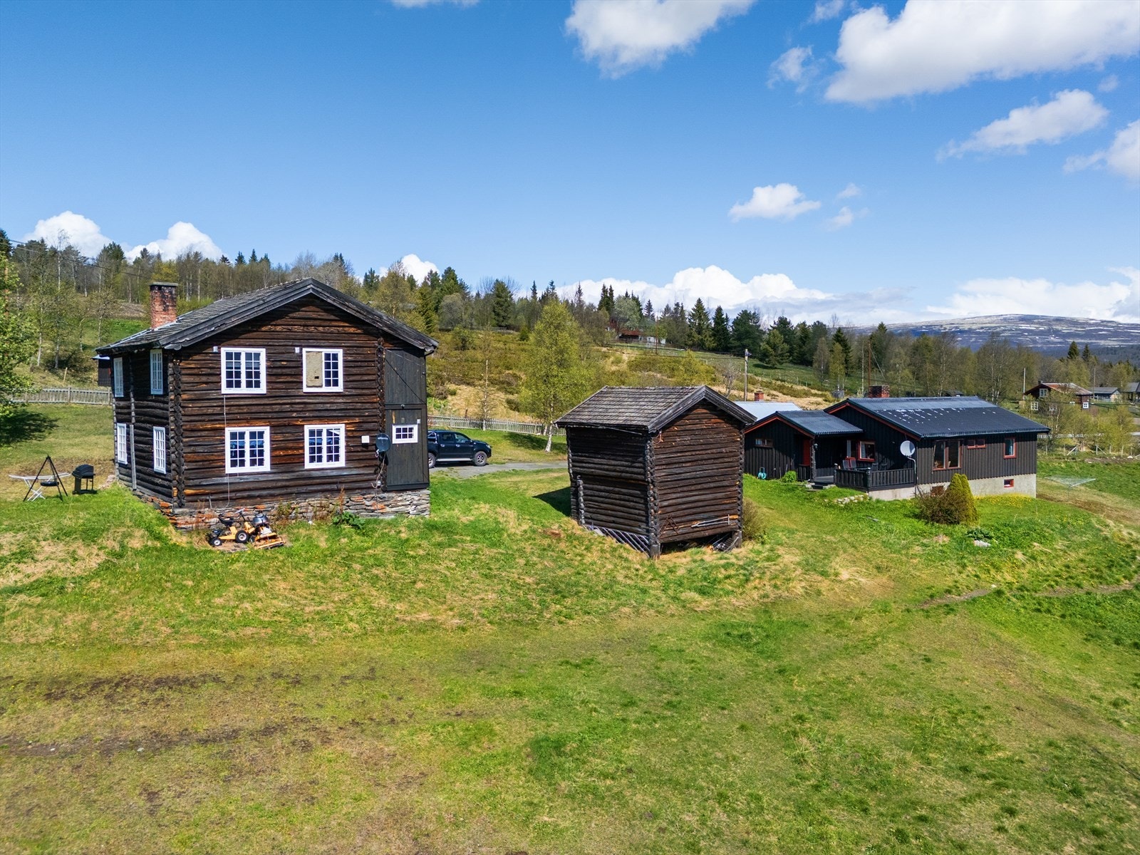 Eiendommen ligger idyllisk til i rolige og landlige omgivelser. Galleribilde