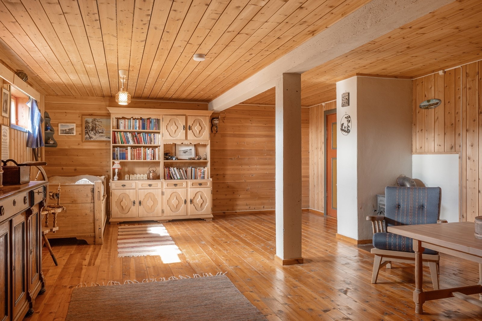Stua er lun og koselig, og har mange bruksmuligheter for både liten og stor. Galleribilde