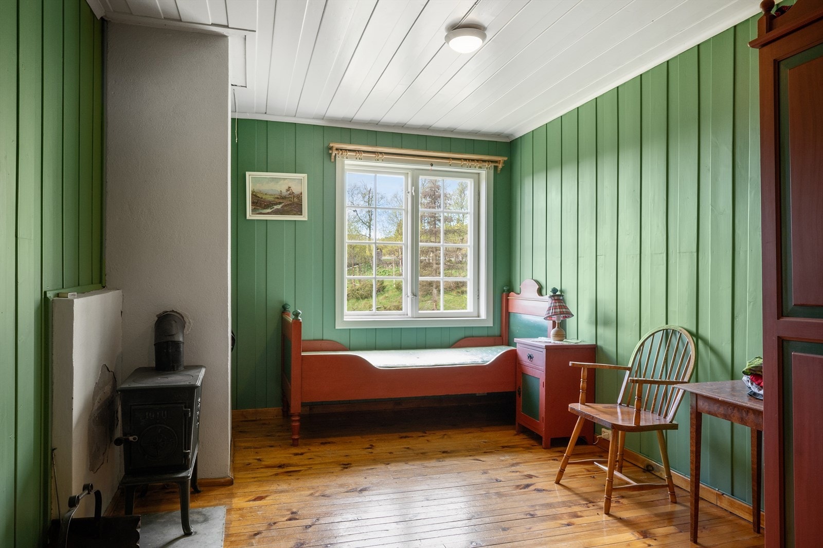 Soverom 2 har egen vedovn. Galleribilde