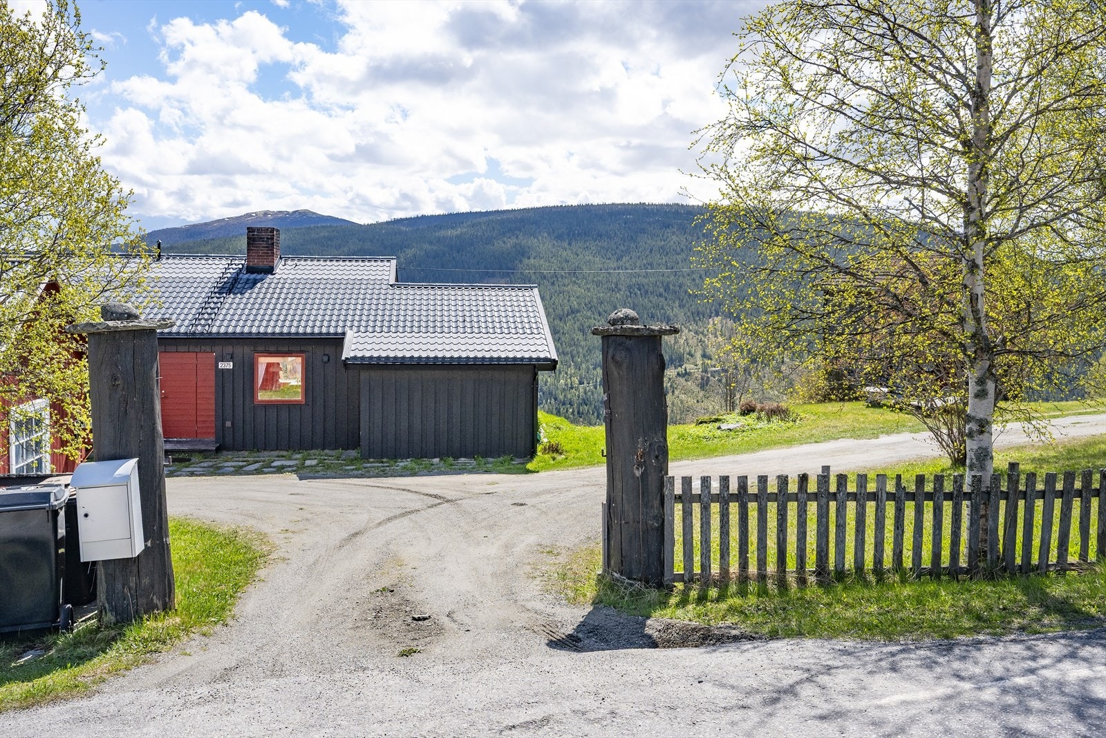Eiendommen har en hyggelig og enkel innkjøring. Galleribilde