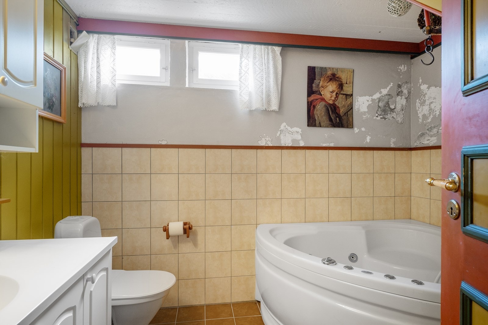 Badet har flislagt gulv og flislagt/panelte vegger. Det må påregnes kostnader til renovering. Galleribilde