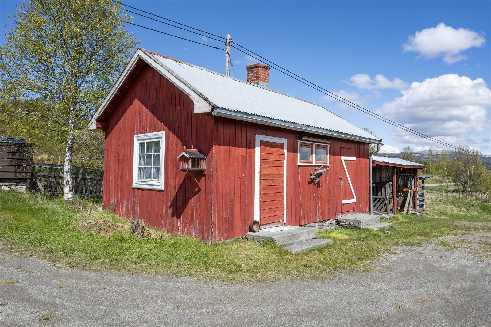 Bakstehus og skåle er et bygg på ca 28 kvm - Baksterommet har pipe og huset er isolert. Galleribilde