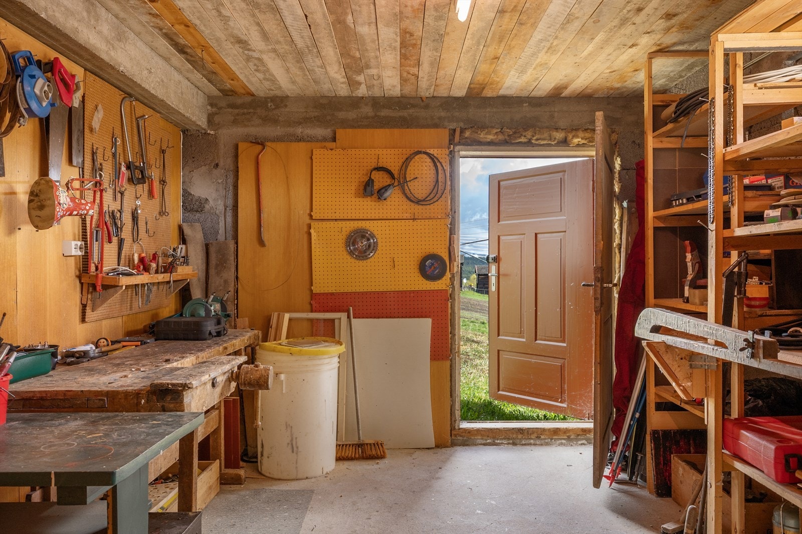 Ett av de øvrige rommene i kjelleretasjen har dør ut, og er innredet som snekkerbod/verksted. Galleribilde