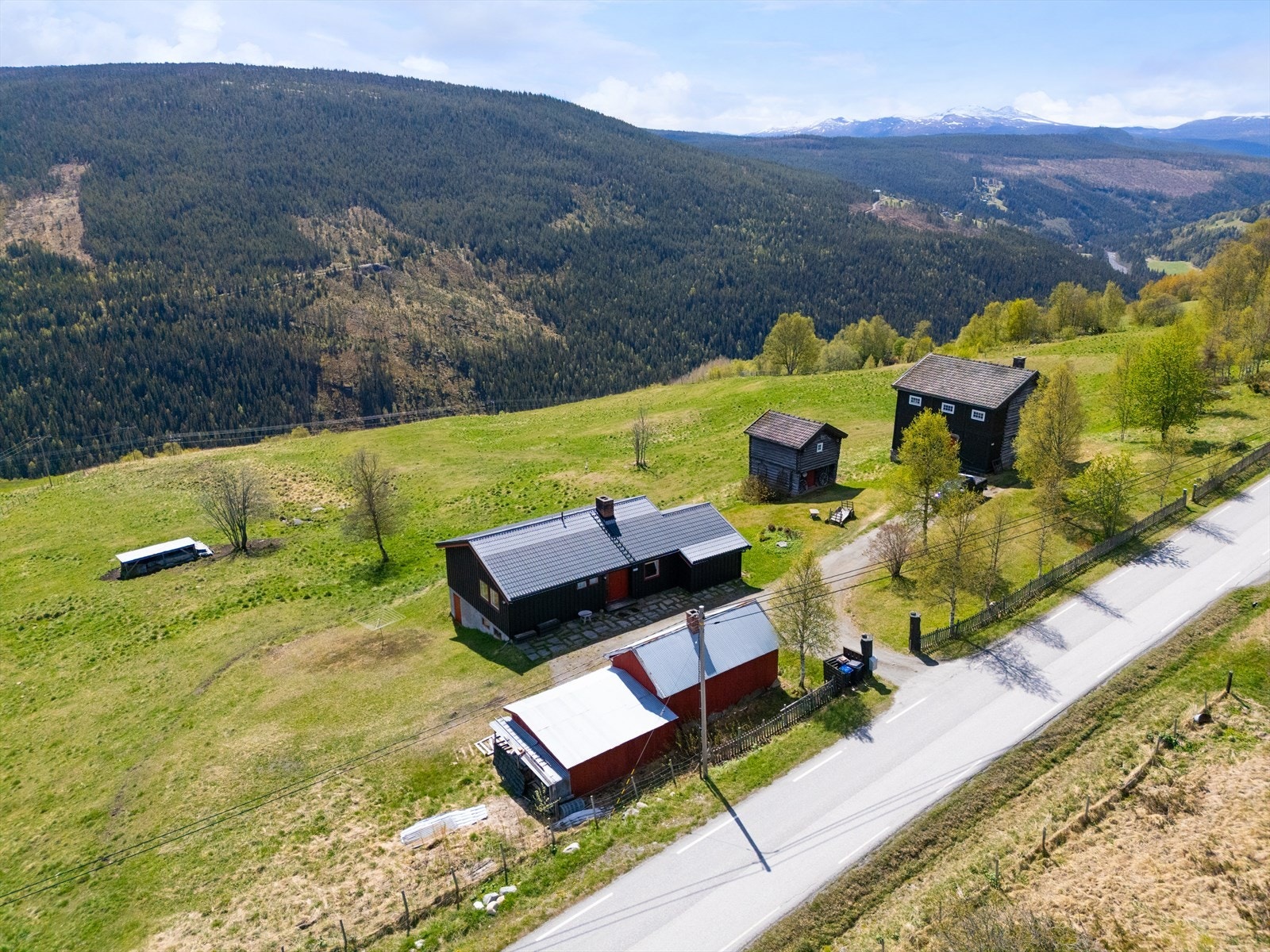 Skåbuvegen 2375 er et småbruk som ligger ca 3 km fra Skåbu sentrum. Galleribilde