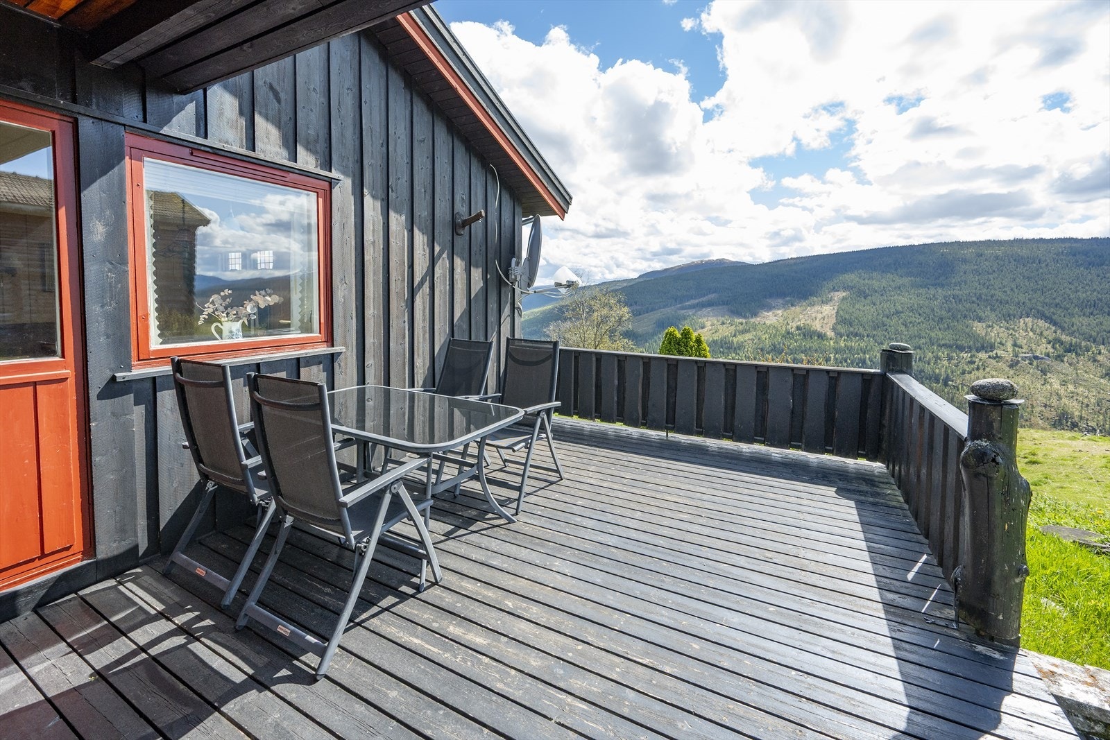Fra stua er det utgang til terrasse med plass til utemøbler. Galleribilde