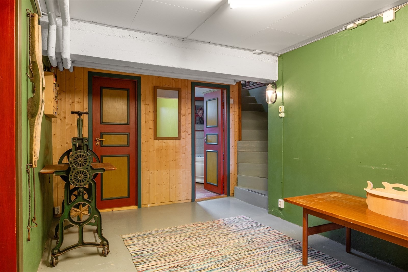 Fra gangen i kjelleretasjen er det dør videre inn til kjellerstue, bad og boder. Galleribilde