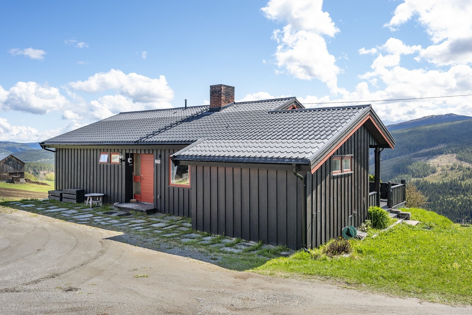 Ved inngangen til boligen er det lagt steinheller. Galleribilde