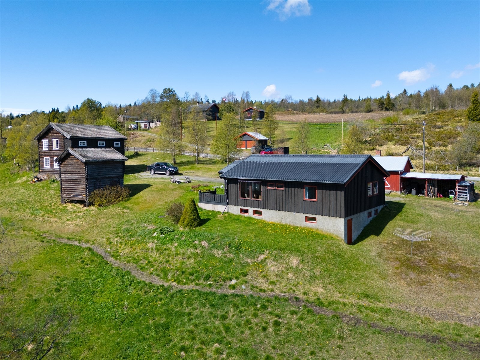 Småbruket "Vestre" har totalt 900 daa og består av våningshus, kårbolig, stabbur, skåle/bakstehus og tilhørende sæter. Galleribilde