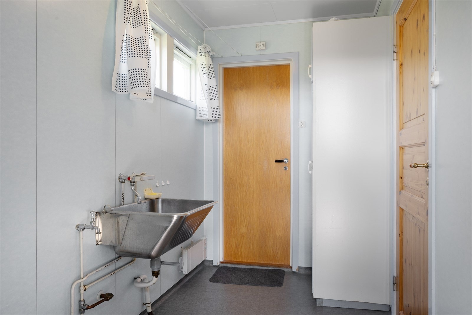 I tillegg et enkelt innredet vaskerom m/dør ut til terrassen og trapp ned til kjelleretasjen. Kostnader til renovering må påregnes. Galleribilde