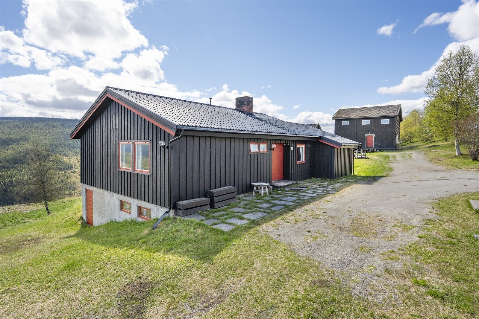 Det er gruset adkomst og gårdsplass, og man kan kjøre helt til døra. Galleribilde