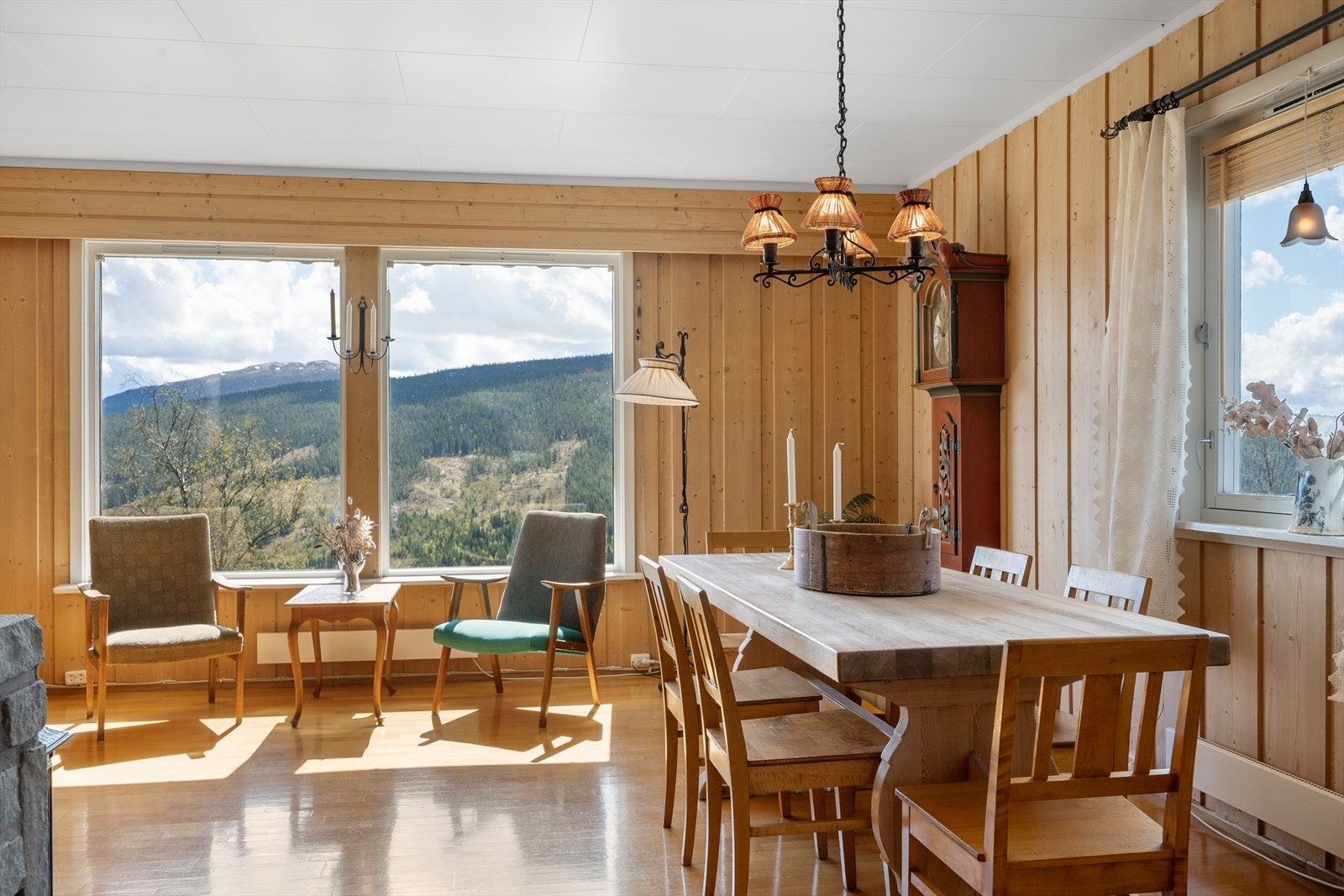 Vinduene gir godt med dagslys, og de panelte veggene gir stua et lunt preg. Galleribilde