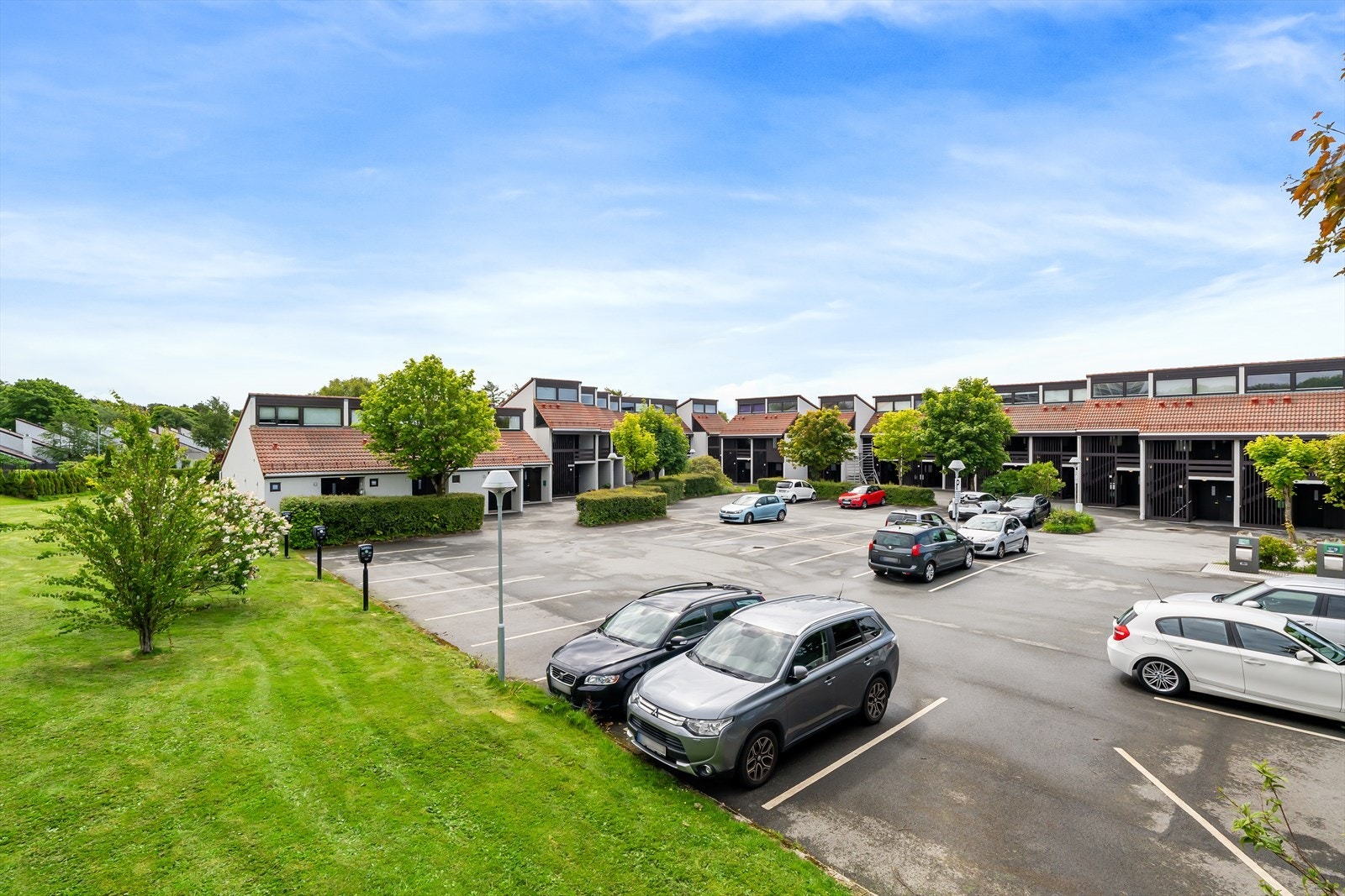 Det er utvendig parkering og gjesteparkering. Elbil-ladere Galleribilde