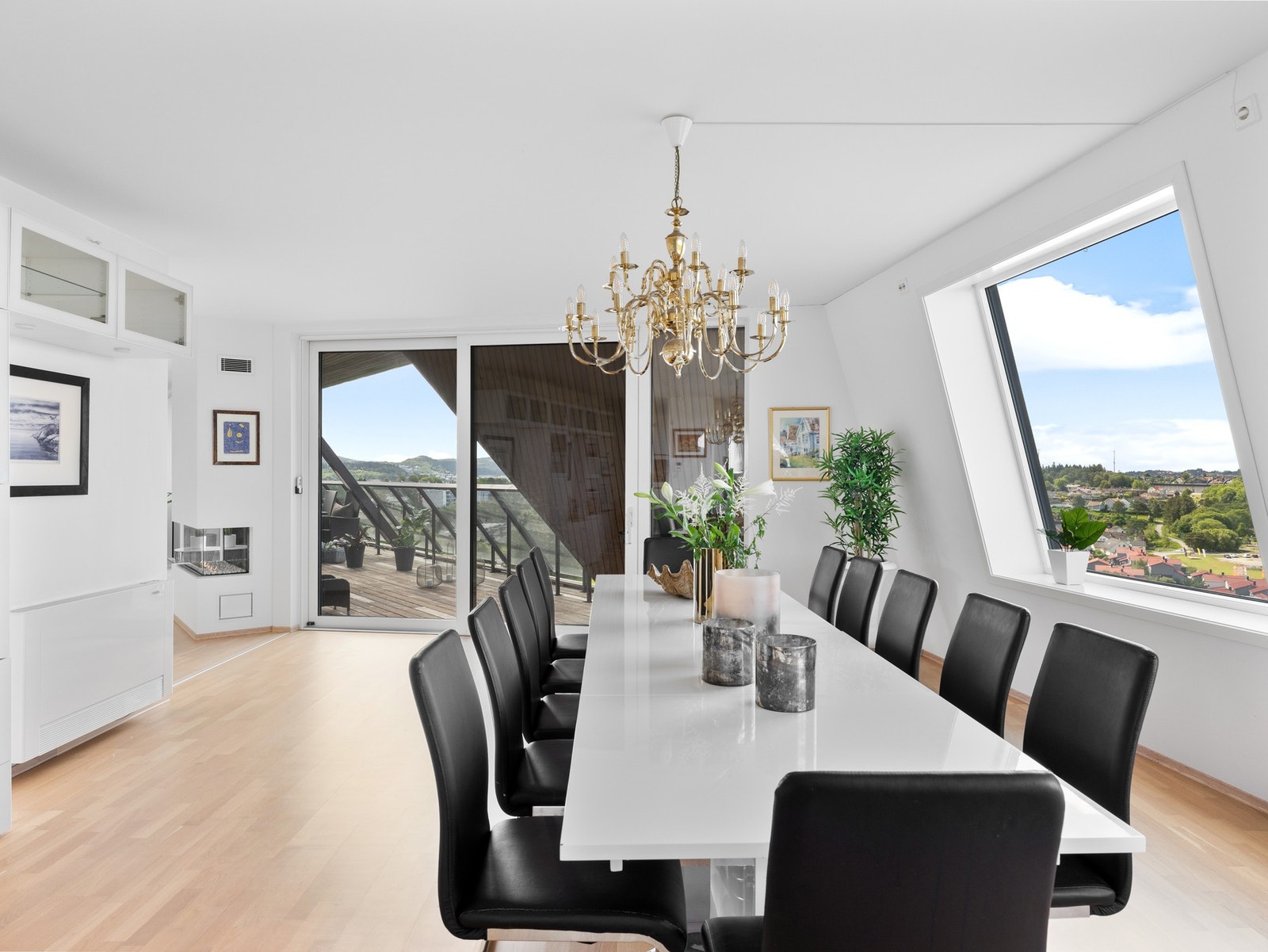 Flott spisestue med plass til et skikkelig langbord Galleribilde