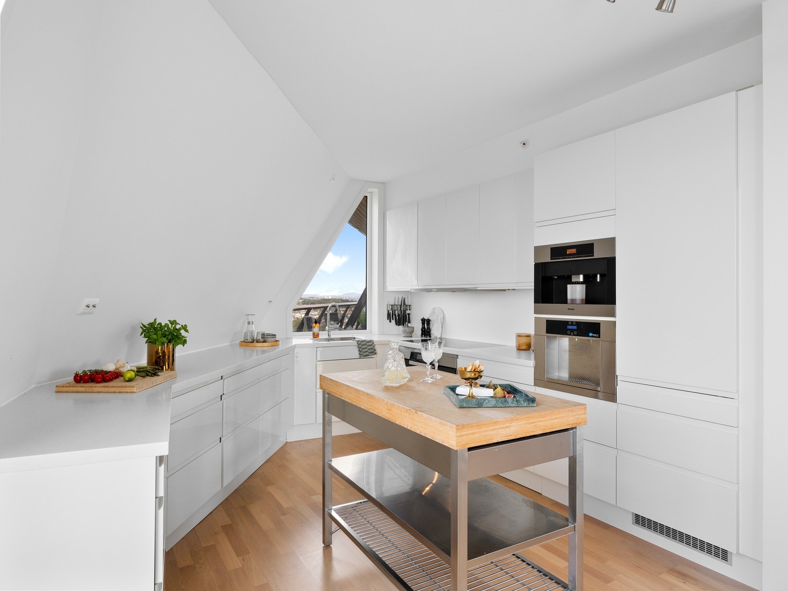 Pent og tidløst kjøkken med integrerte hvitevarer Galleribilde