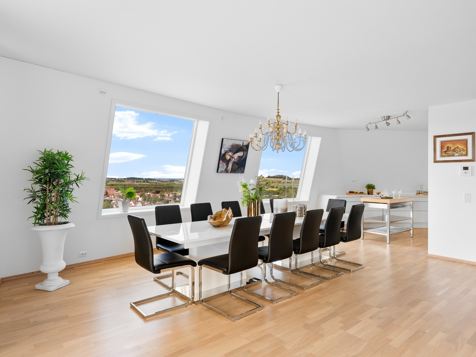 Et perfekt sted å nyte gode måltider med langstrakt utsikt Galleribilde