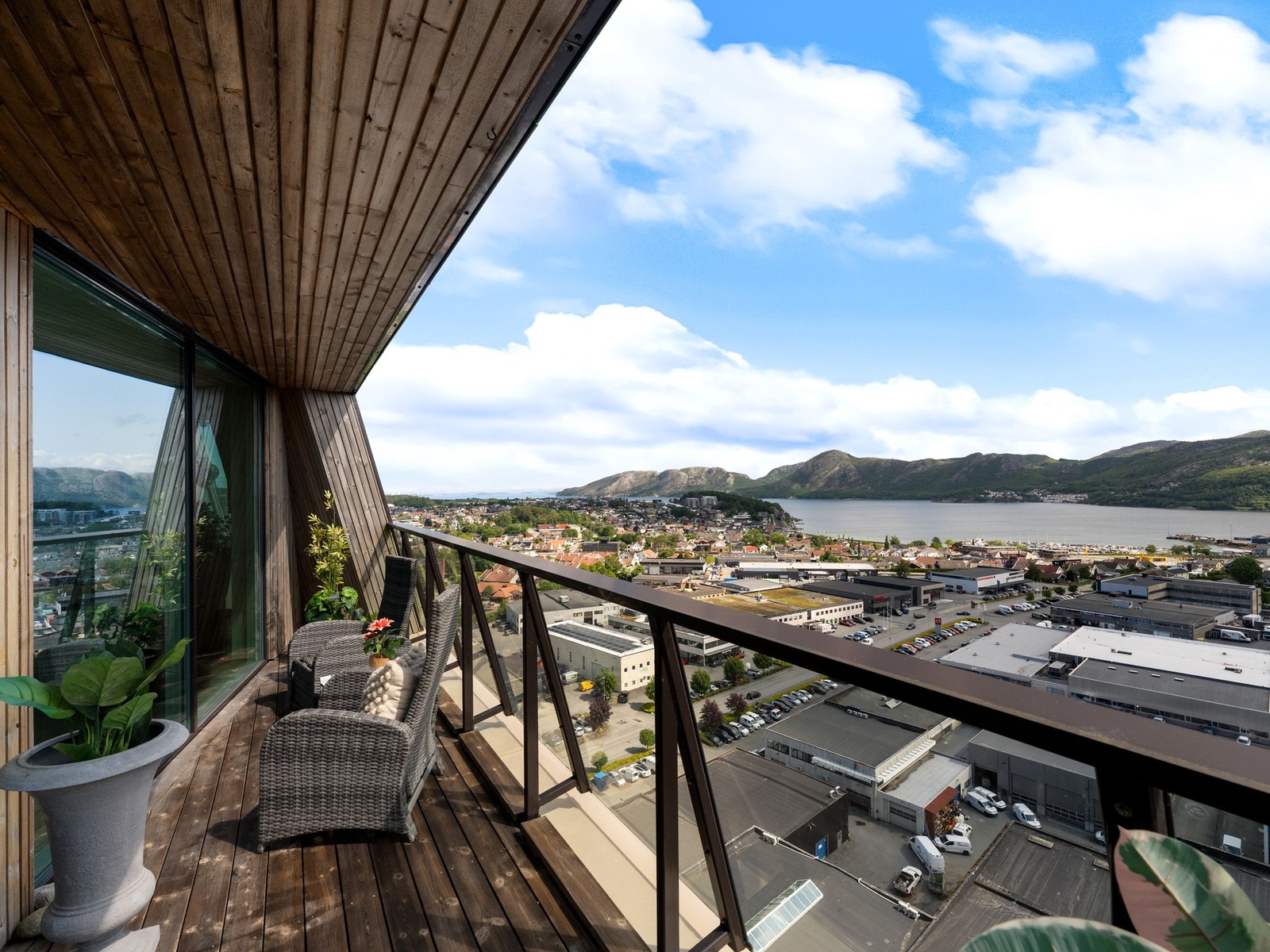 Utsikt over fjord og fjell Galleribilde