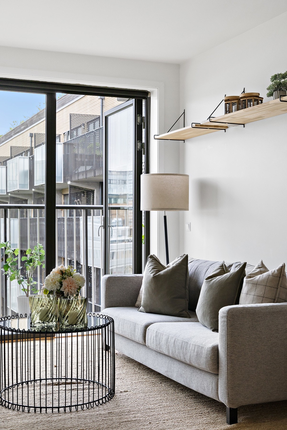 Her har du god plass til en stor sofagruppe. Galleribilde