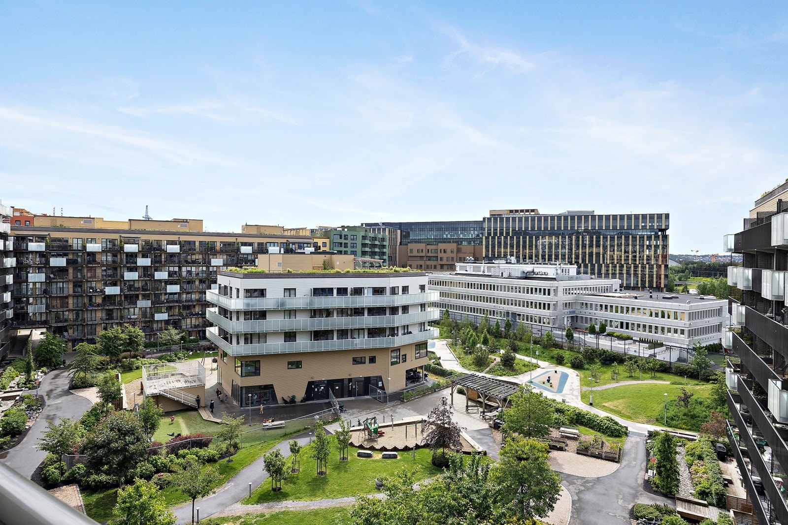Utsikt over grønt og rolig gårdsområde fra balkongen. Galleribilde