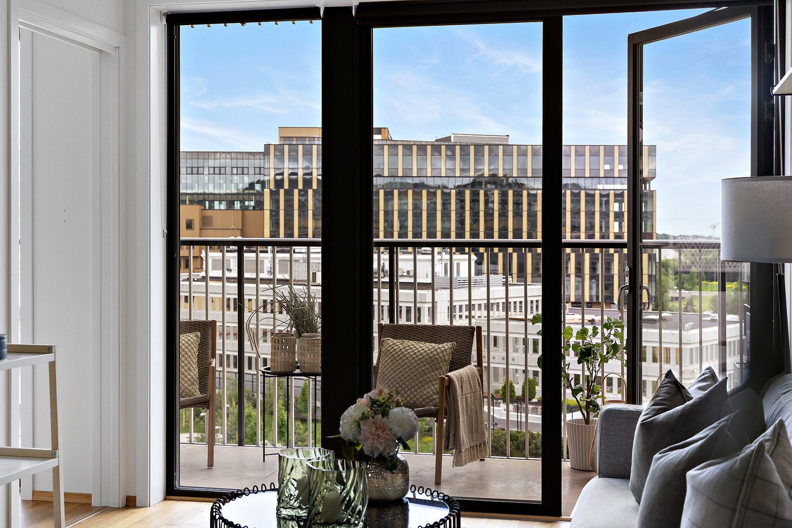 Fra stuen er det store glassskyvedører som slipper inn rikelig med lys. Galleribilde