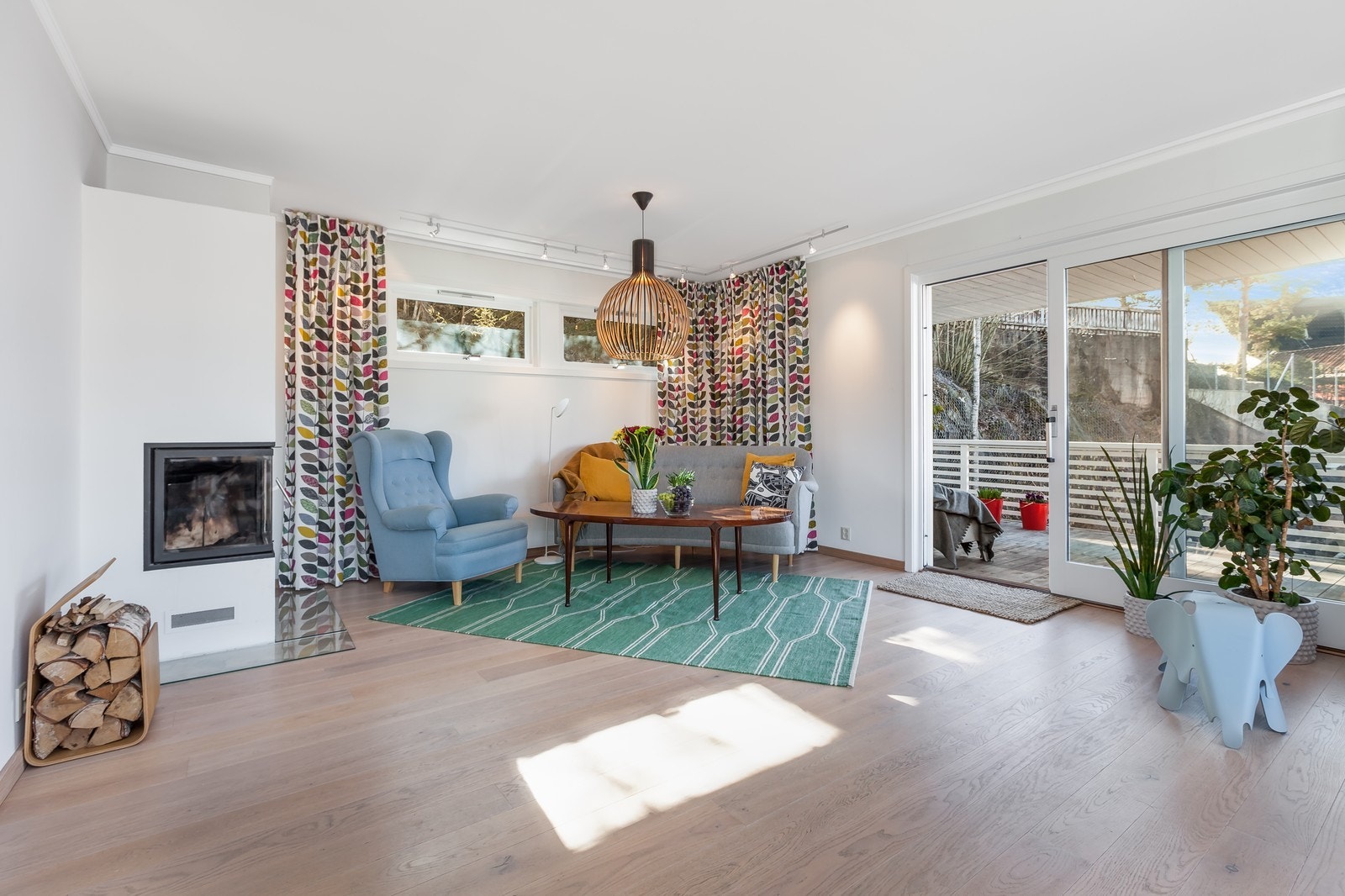 Utgang til terrasse fra stuen Galleribilde