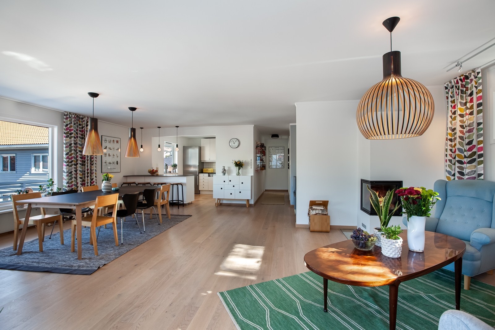 Stue/spisestue med peis Galleribilde