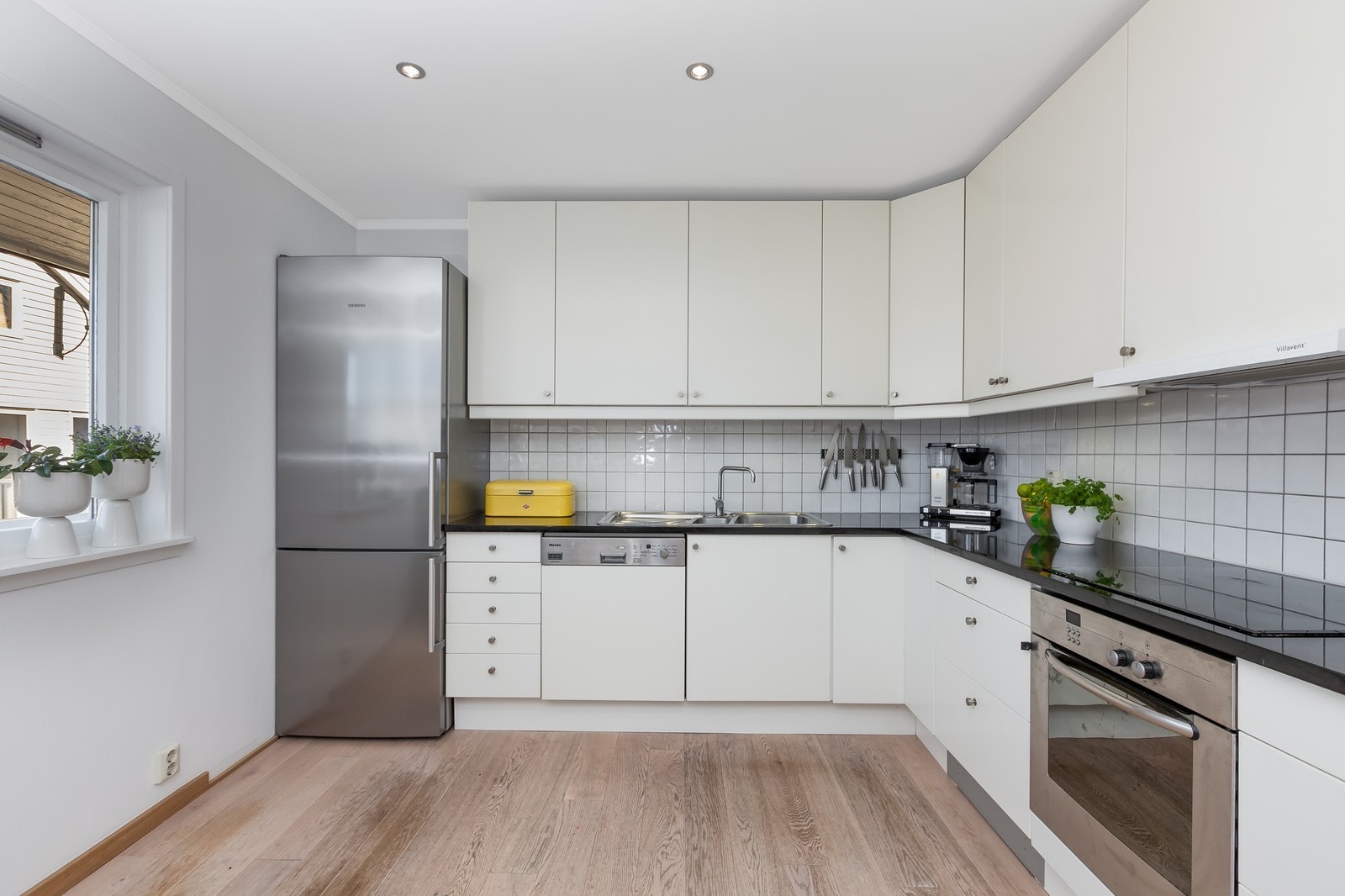 Kjøkken med hvitevarer Galleribilde