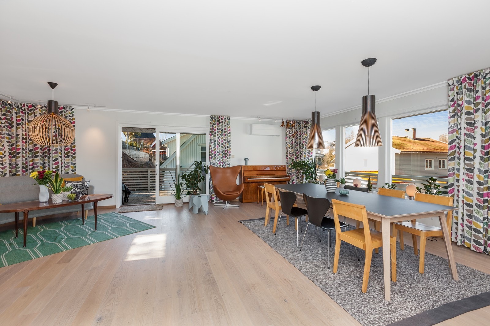 God plass til sofagruppe og spisegruppe Galleribilde