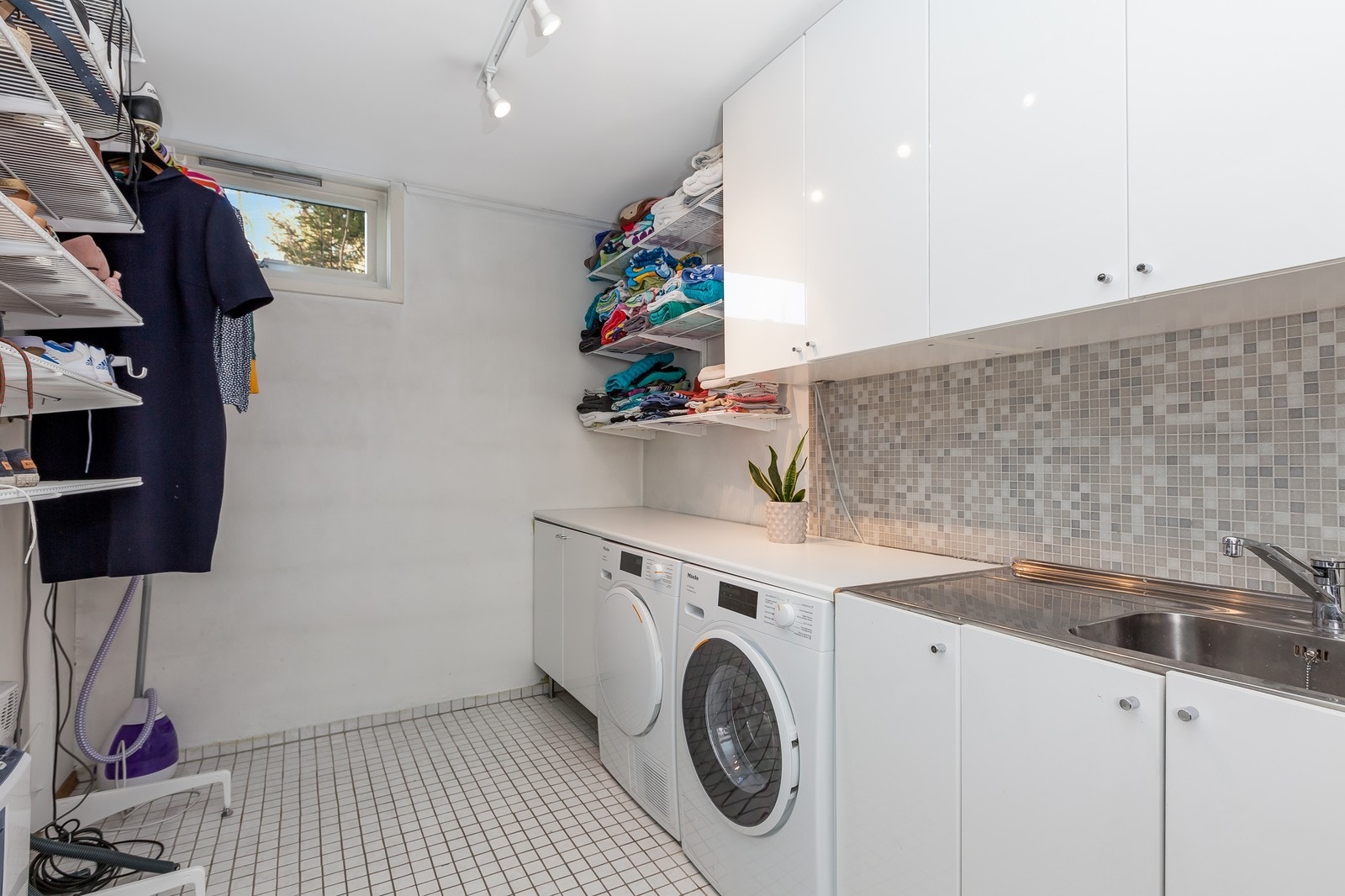 Vaskerom Galleribilde